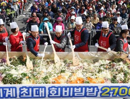 Busan Jagalchi Festival is full of various tastes and entertainment programs, offering the full experience