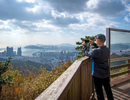 To the peak of Jangsan Mountain that overlooks Marine City and Gwangandaegyo Bridge
