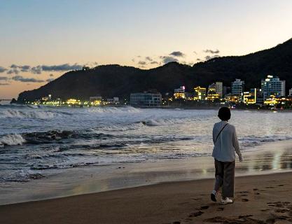 Let’s refresh at the night sea of Songjeong after work!