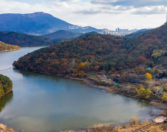 Walk around Hoedong Reservoir, a place that embraces eternal nature