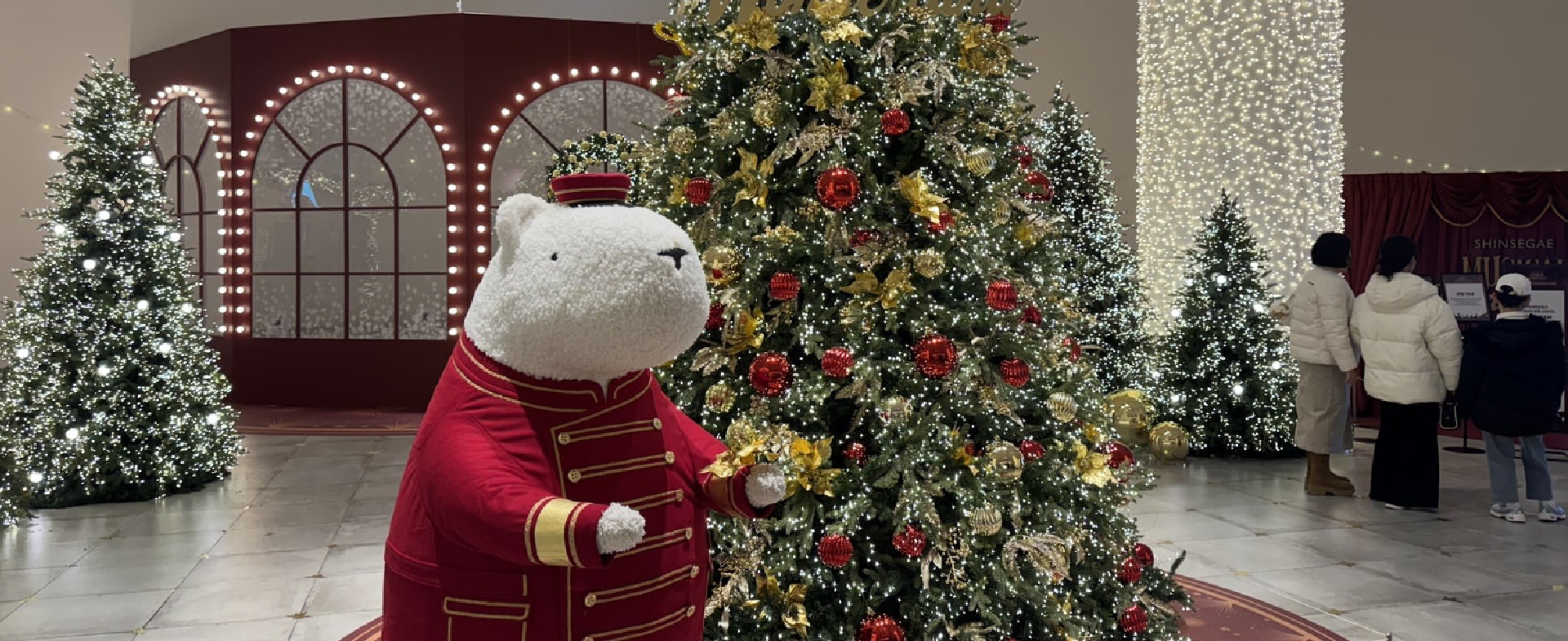 在圣诞灯光点亮的商场里，慢慢走一趟冬日城市