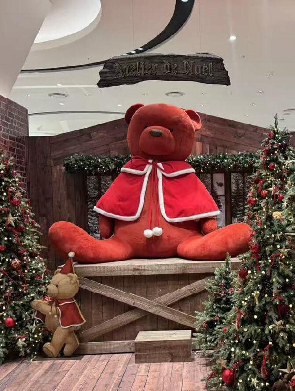 在圣诞灯光点亮的商场里，慢慢走一趟冬日城市